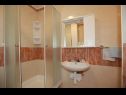 Apartments Fila - large & close to the beach: A1(5) Makarska - Riviera Makarska  - Apartment - A1(5): bathroom with toilet