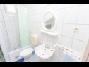 Apartments Tomislava - ground floor apartments: A1(2+1), A2(2+3) Makarska - Riviera Makarska  - Apartment - A2(2+3): bathroom with toilet