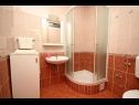 Apartments and rooms JoviZe - free parking R1(2+1), R2(2+1), R3(2), A4(2+2), A5(2+2), A6(2+2), SA7(2) Makarska - Riviera Makarska  - Studio apartment - SA7(2): bathroom with toilet