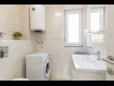 Apartments Ivan - sea view : A1(4+1), A2(4+1), A3(4+1) Makarska - Riviera Makarska  - Apartment - A2(4+1): bathroom with toilet