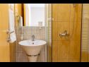 Apartments Gianni - modern & great location: SA1(2), A2(2+2), A3(2+2) Makarska - Riviera Makarska  - Studio apartment - SA1(2): bathroom with toilet