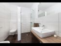 Apartments Dolo - in centre: A1(5), A2(5) Makarska - Riviera Makarska  - Apartment - A1(5): bathroom with toilet