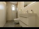 Apartments Mario - with terace: A1(2+2), A2(4), A3(2+2) Makarska - Riviera Makarska  - Apartment - A2(4): bathroom with toilet