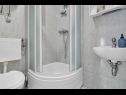 Apartments Ivica - 100m from the beach: SA1(2+1) ljubicasti, SA3(2) narancasti Makarska - Riviera Makarska  - Studio apartment - SA3(2) narancasti: bathroom with toilet