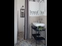Holiday home Kuka - 100m from the sea : H(5) Podgora - Riviera Makarska  - Croatia - H(5): bathroom with toilet