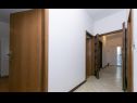 Apartments Marin - 20m to the beach: A1(5) Podgora - Riviera Makarska  - Apartment - A1(5): hallway