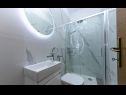 Apartments Marin - 20m to the beach: A1(5) Podgora - Riviera Makarska  - Apartment - A1(5): bathroom with toilet