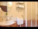 Apartments Villa Sailor - luxurious : 1 - A101 (2+2), 2 - R201 (2), 3 - SA202 (2+2), 4 - SA204 (2), 5 - SA304 (2), 6 - SA305 (2+2), 7 - R401 (2), 8 - R404 (2) Tucepi - Riviera Makarska  - Studio apartment - 4 - SA204 (2): bathroom with toilet