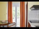 Apartments Villa Sailor - luxurious : 1 - A101 (2+2), 2 - R201 (2), 3 - SA202 (2+2), 4 - SA204 (2), 5 - SA304 (2), 6 - SA305 (2+2), 7 - R401 (2), 8 - R404 (2) Tucepi - Riviera Makarska  - Studio apartment - 5 - SA304 (2): kitchen and dining room