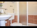 Apartments Villa Sailor - luxurious : 1 - A101 (2+2), 2 - R201 (2), 3 - SA202 (2+2), 4 - SA204 (2), 5 - SA304 (2), 6 - SA305 (2+2), 7 - R401 (2), 8 - R404 (2) Tucepi - Riviera Makarska  - Room - 8 - R404 (2): bathroom with toilet