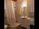 Apartments Ozren - amazing sea view: A1(7+1), A2(4+1) Omis - Riviera Omis  - Apartment - A2(4+1): bathroom with toilet