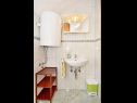 Apartments Toma - 200 m from beach: A1(2+2), SA2(2+1), A3(2+2), SA4(2+1) Omis - Riviera Omis  - Studio apartment - SA4(2+1): bathroom with toilet