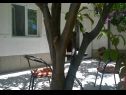 Apartments Tom - 500 m from sea: A1(2+2) Omis - Riviera Omis  - courtyard