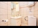 Apartments Tam - with parking : A1(2+2) Omis - Riviera Omis  - Apartment - A1(2+2): bathroom with toilet