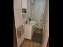 Apartments Aurel - sea view: A1(4+1) Omis - Riviera Omis  - Apartment - A1(4+1): bathroom with toilet
