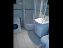 Apartments Zvone - 50 M from the sea : A4 prizemlje (2+2) Sumpetar - Riviera Omis  - Apartment - A4 prizemlje (2+2): bathroom with toilet