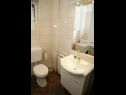 Apartments Araz - parking and barbecue: A1(4+1), A2(3) Vodice - Riviera Sibenik  - Apartment - A1(4+1): bathroom with toilet