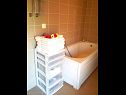 Apartments Maria - comfortable and cosy: A1(6+2) Kastel Luksic - Riviera Split  - Apartment - A1(6+2): bathroom with toilet