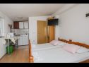 Apartments Milica - parking and garden: A1(6), SA2 gornji(2), SA3 donji(2), A4(2+1) Kastel Luksic - Riviera Split  - Studio apartment - SA3 donji(2): interior