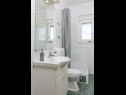Apartments Vana - 400 m from beach: A1(4+1) Kastel Novi - Riviera Split  - Apartment - A1(4+1): bathroom with toilet