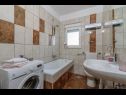 Apartments Vana - 400 m from beach: A1(4+1) Kastel Novi - Riviera Split  - Apartment - A1(4+1): bathroom with toilet