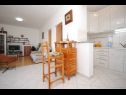 Apartments Ezgety - 330m from the beach: A1(6) Kastel Stafilic - Riviera Split  - Apartment - A1(6): kitchen and dining room