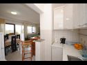 Apartments Ezgety - 330m from the beach: A1(6) Kastel Stafilic - Riviera Split  - Apartment - A1(6): kitchen and dining room