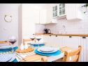 Apartments Ines - cosy with free parking: A1(4) Kastel Stari - Riviera Split  - Apartment - A1(4): kitchen and dining room