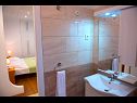 Apartments Robi - 50m from beach SA2(2+1), SA4(2+1), R1(2), R3(2) Podstrana - Riviera Split  - Studio apartment - SA4(2+1): bathroom with toilet