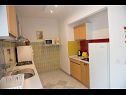 Apartments Robi - 50m from beach SA2(2+1), SA4(2+1), R1(2), R3(2) Podstrana - Riviera Split  - Room - R3(2), R1(2): shared kitchen