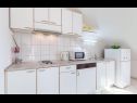 Apartments Vini- beautiful garden and terrase A4(4+2) Podstrana - Riviera Split  - Apartment - A4(4+2): kitchen