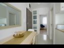 Apartments Perla - modern and cozy : A1(2) Podstrana - Riviera Split  - Apartment - A1(2): hallway