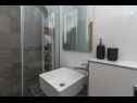 Apartments Marijan - beautiful view: A1(6) Trogir - Riviera Trogir  - Apartment - A1(6): bathroom with toilet