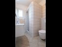 Apartments Petar - great location close to the sea: A1 Donji (4+2), A2 Gornji (4+2) Trogir - Riviera Trogir  - Apartment - A1 Donji (4+2): bathroom with toilet