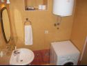 Apartments and rooms Jare - in old town R1 zelena(2), A2 gornji (2+2) Trogir - Riviera Trogir  - bathroom with toilet