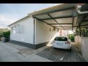Apartments Florio - garden & free parking: A1(5) Trogir - Riviera Trogir  - parking