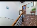 Apartments Kosta - 70m from sea : A1(2+1), A2(4+2) Vinisce - Riviera Trogir  - Apartment - A1(2+1): hallway