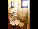 Apartments Ivo - barbecue: A1(2+1) Vinisce - Riviera Trogir  - Apartment - A1(2+1): bathroom with toilet