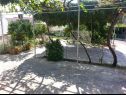 Apartments Mare - with parking : A1(4+1) Vinisce - Riviera Trogir  - courtyard