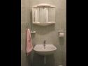 Apartments Slaven - 50 m from beach: A1(4+2), A2(2+1), A3(4+1) Vinisce - Riviera Trogir  - Apartment - A1(4+2): bathroom with toilet