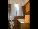 Apartments Ljubi - 20 m from beach: A1(4+1), A2 Crveni(2+2), A3 Zeleni(2+2) Vinisce - Riviera Trogir  - Apartment - A1(4+1): bathroom with toilet