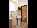 Apartments Mar - 10m from the sea: A1(5+1), A2(6) Vinisce - Riviera Trogir  - Apartment - A2(6): bathroom with toilet