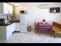 Apartments Sunce - next to the sea A1(4+1) Vinisce - Riviera Trogir  - Apartment - A1(4+1): kitchen and dining room