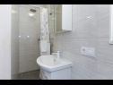 Holiday home Ivica - with pool H(6) Vinisce - Riviera Trogir  - Croatia - H(6): bathroom with toilet
