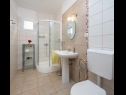 Apartments Ivo - beach nearby: A1(2+3), A2(2+2), A3(4+1) Vinisce - Riviera Trogir  - Apartment - A2(2+2): bathroom with toilet