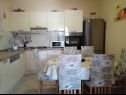 Apartments Josip - 5 m from beach: A1(6) Vinisce - Riviera Trogir  - Apartment - A1(6): kitchen and dining room