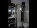 Apartments Dali - 300 m from the beach: SA1 1D (3), A2 1L (5), A3 2k (6) Nin - Zadar riviera  - Apartment - A2 1L (5): bathroom with toilet
