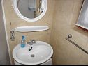 Apartments Teo - 8m from the sea & parking: A1 žuti(4), A2 bijeli(4), A3 novi(4) Privlaka - Zadar riviera  - Apartment - A2 bijeli(4): bathroom with toilet