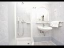 Apartments Dome - 150m from sea: A22(2), A32(2), A33(2) Zadar - Zadar riviera  - Apartment - A32(2): bathroom with toilet