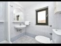 Apartments Dome - 150m from sea: A22(2), A32(2), A33(2) Zadar - Zadar riviera  - Apartment - A32(2): bathroom with toilet